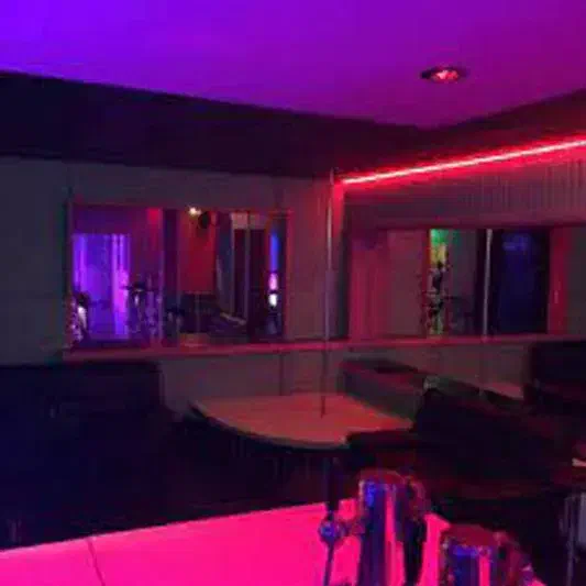 NEW CAPRICES – Maison Close Arlon – photo 3
